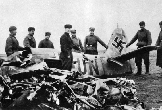 Берлин 45-го. Сражения в логове зверя - _016_fw190_shot_down.jpg