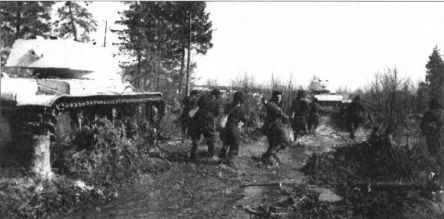 Тяжёлый танк КВ в бою - _271.jpg