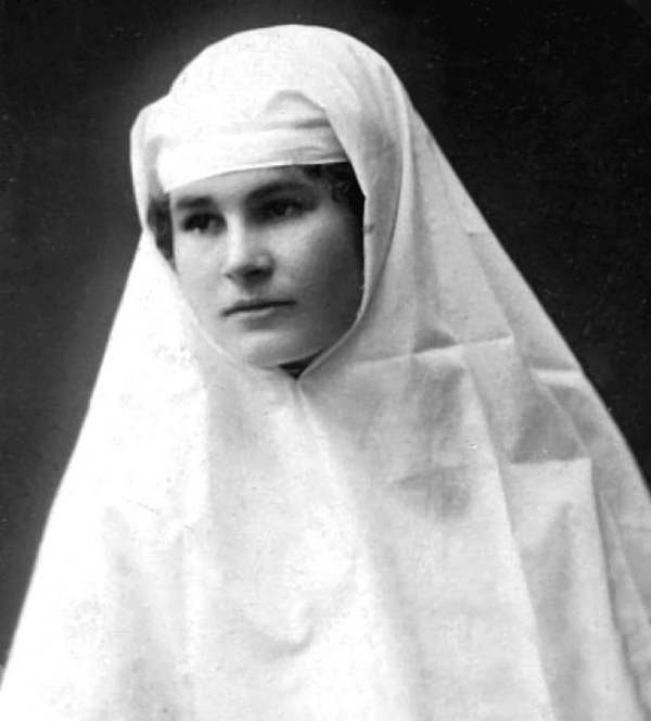 Быть сестрой милосердия. Женский лик войны - i_007.jpg