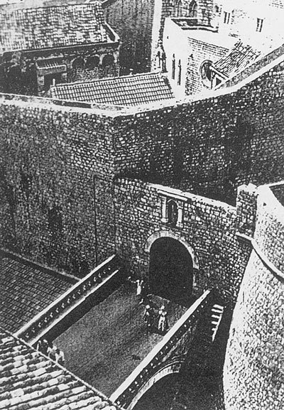 100 великих замков - i_019.jpg