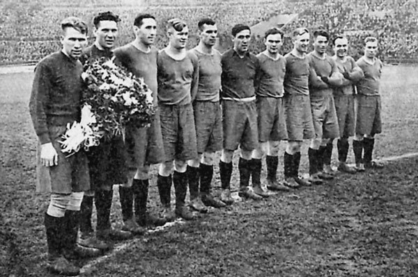 100 великих футбольных матчей - i_011.jpg