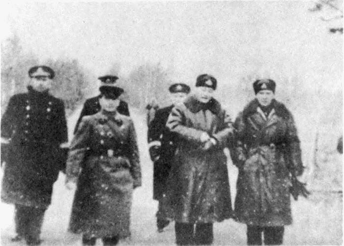 Крутые повороты: Из записок адмирала - i_013.jpg