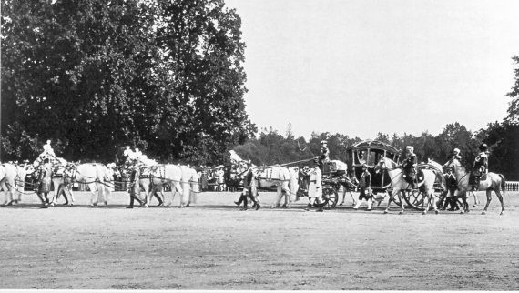 Детский мир императорских резиденций. Быт монархов и их окружение - i_010.jpg