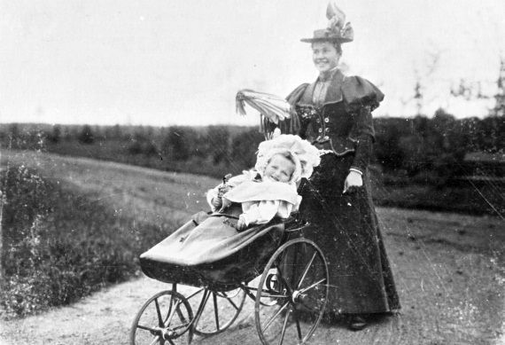 Детский мир императорских резиденций. Быт монархов и их окружение - i_023.jpg