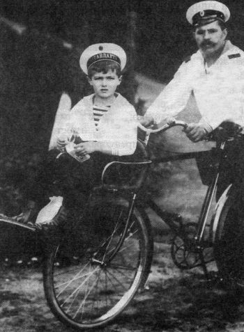 Детский мир императорских резиденций. Быт монархов и их окружение - i_026.jpg