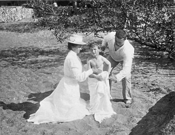 Детский мир императорских резиденций. Быт монархов и их окружение - i_027.jpg