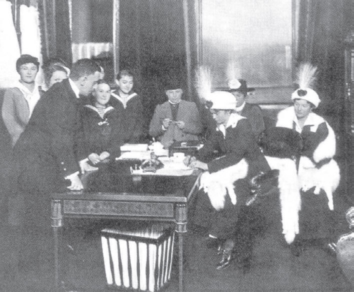 Зимний дворец. Люди и стены. История императорской резиденции. 1762-1917 - i_128.jpg