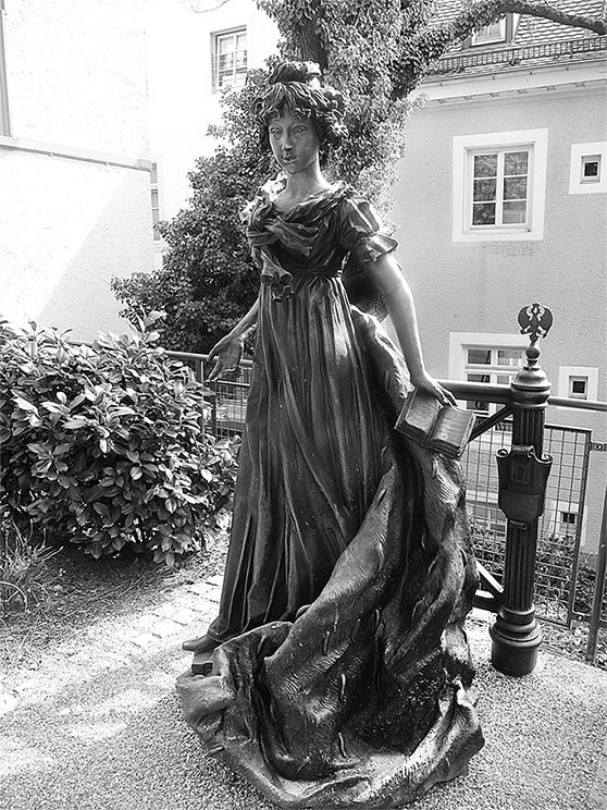 Люди Зимнего дворца. Монаршие особы, их фавориты и слуги - i_062.jpg