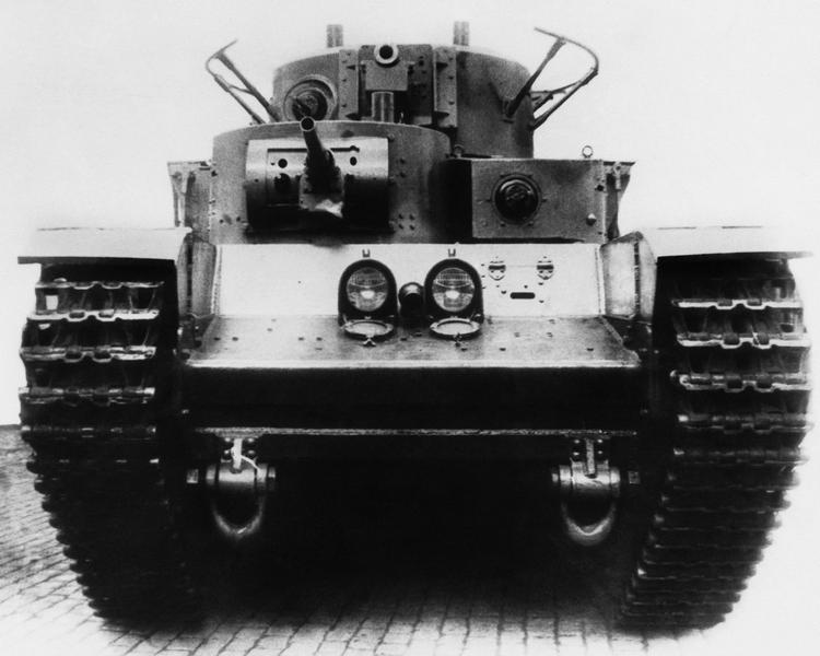 Советский тяжелый танк Т-35<br />(«Сталинский монстр») - i_021.jpg