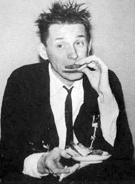 Повседневная жизнь российского рок-музыканта - i_034.jpg