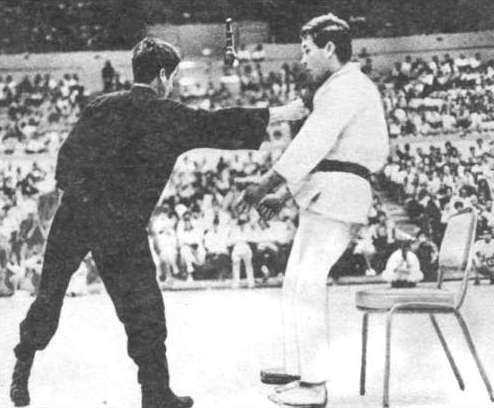 Боевая школа Брюса Ли. Приемы самообороны. Том 1 - i_017.jpg