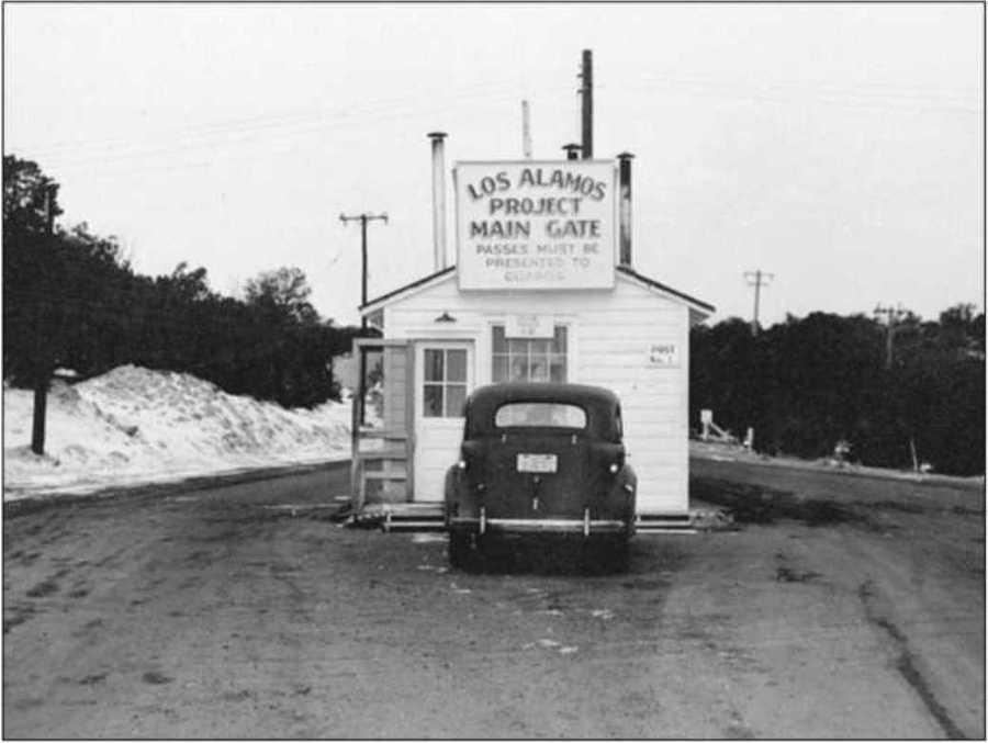 Сто великих операций спецслужб - i_049.jpg