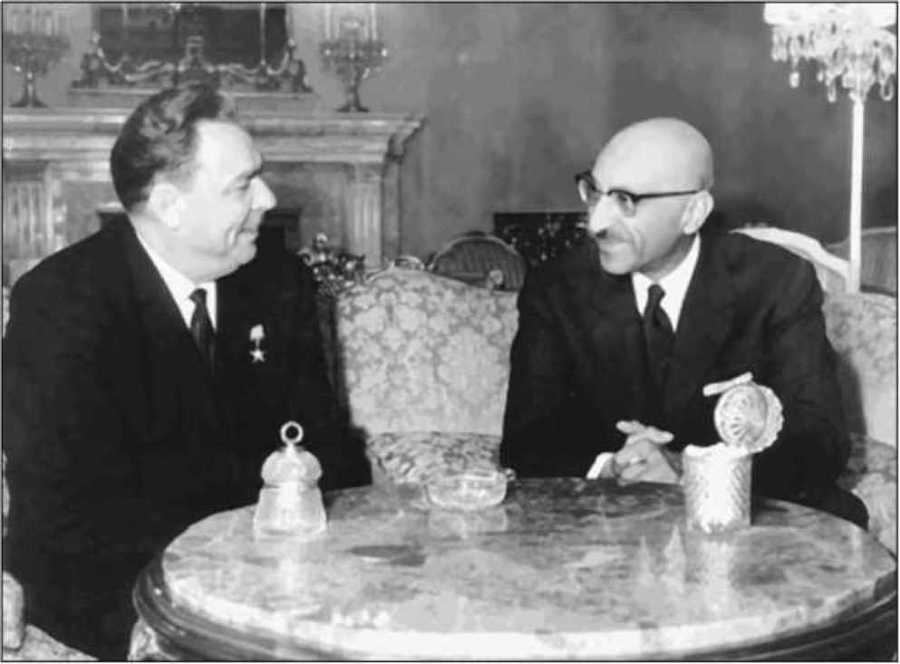 Сто великих операций спецслужб - i_066.jpg