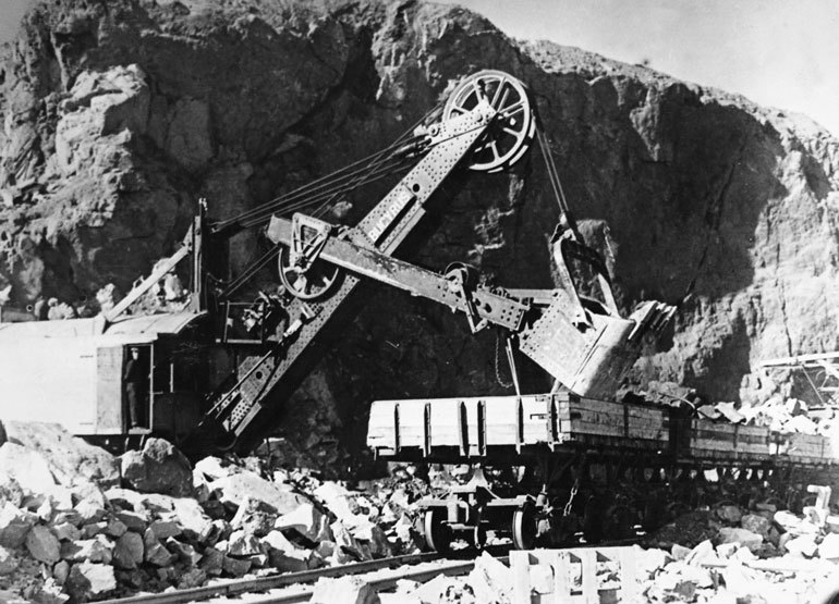 Гитлеровская машина шпионажа. Военная и политическая разведка Третьего рейха. 1933–1945 - i_036.jpg