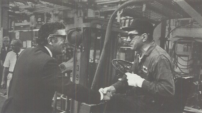 Падение титанов. Сага о ««Форде», «Крайслере», «Дженерал моторс» и упущенных возможностях - i_016.jpg