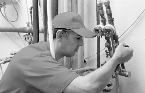 Сантехнические работы своими руками. Уроки домашнего мастера - i_002.jpg