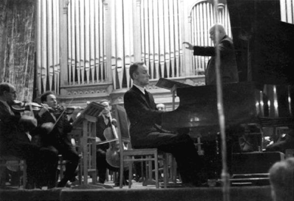 Мстислав Ростропович. Любовь с виолончелью в руках - block_005207_rostropovich_page_039_image_0002.jpg