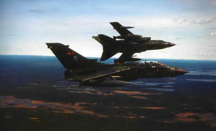 Энциклопедия современной военной авиации 1945 – 2002 ч 3 Фотоколлекция - pic_11.jpg