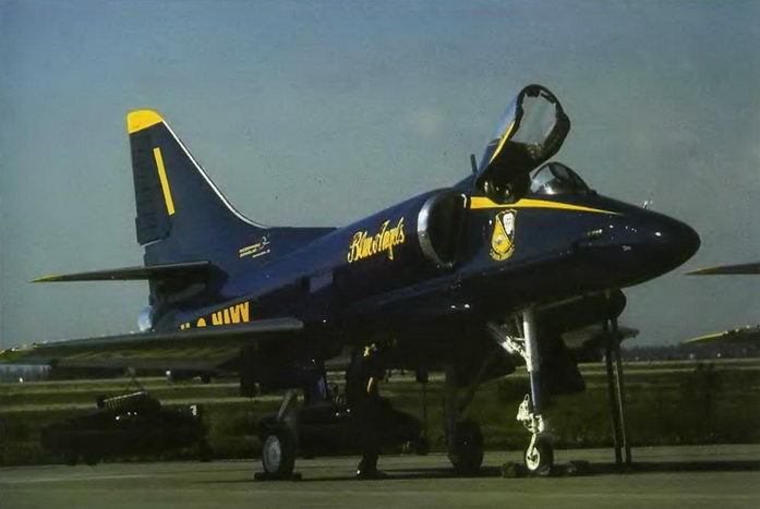 Энциклопедия современной военной авиации 1945 – 2002 ч 3 Фотоколлекция - pic_79.jpg