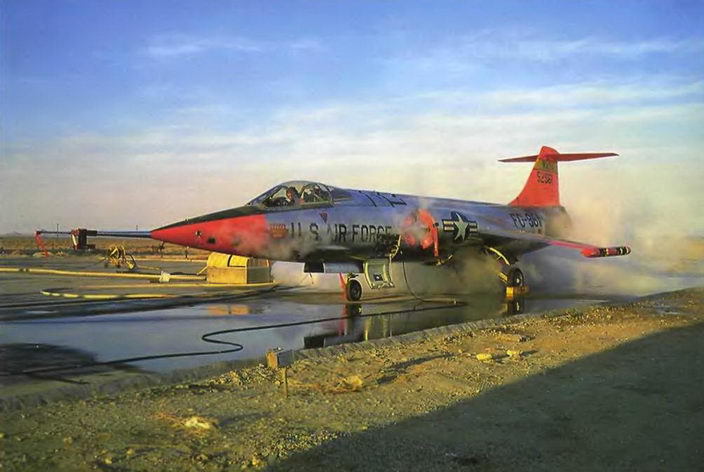 Энциклопедия современной военной авиации 1945 – 2002 ч 3 Фотоколлекция - pic_200.jpg