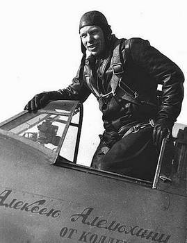 Великие советские асы. 100 историй о героических боевых летчиках - i_002.jpg