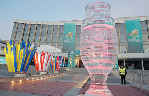 Всё о самом грязном чемпионате Европы по футболу - i_043.jpg