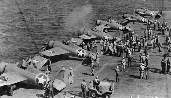 Палубный истребитель Грумман F4F «Уайлдкэт» - i_088.jpg