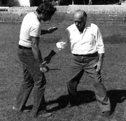 Крав мага. Израильская система самозащиты и тотального боя на уничтожение - i_004.jpg