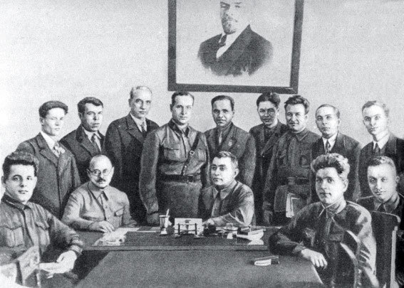 Все для фронта? Как на самом деле ковалась победа - i_008.jpg