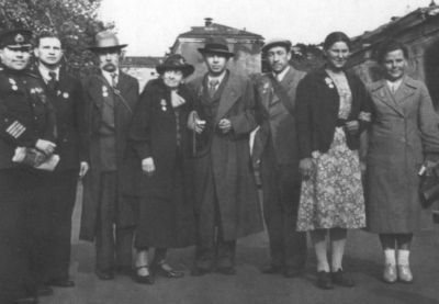 Повседневная жизнь советских писателей. 1930— 1950-е годы - i_032.jpg