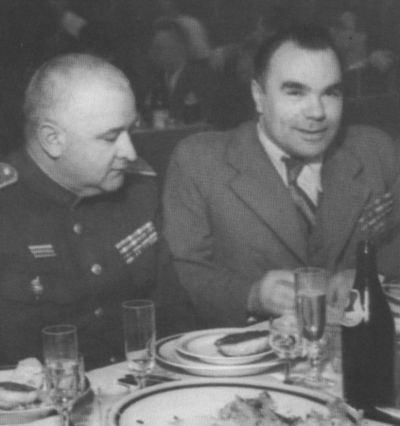Повседневная жизнь советских писателей. 1930— 1950-е годы - i_039.jpg