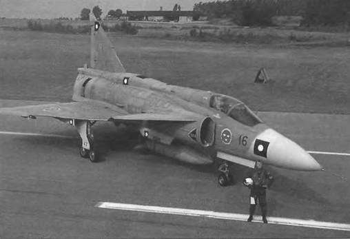 Энциклопедия современной военной авиации 1945-2002: Часть 1. Самолеты - pic_670.jpg