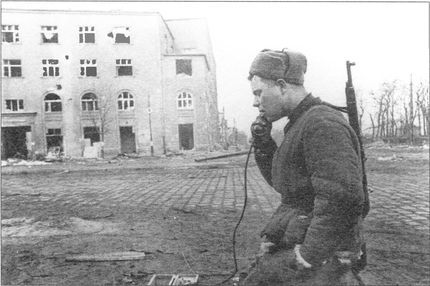 У стен Берлина - i_014.jpg