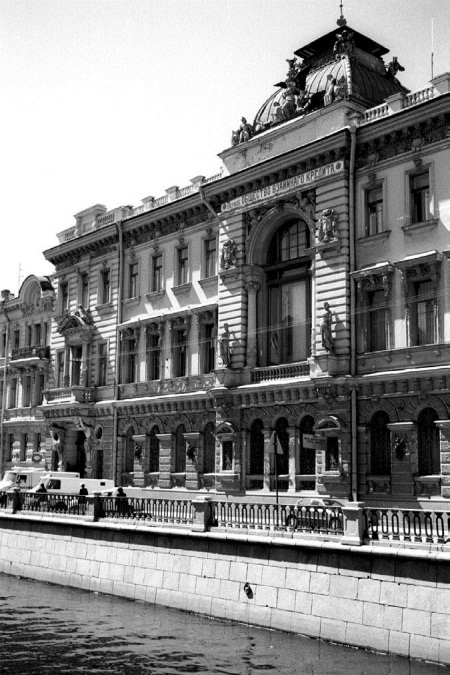 Легендарные улицы Санкт-Петербурга - i_007.jpg