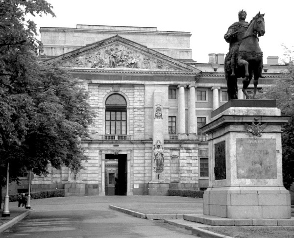 Легендарные улицы Санкт-Петербурга - i_013.jpg