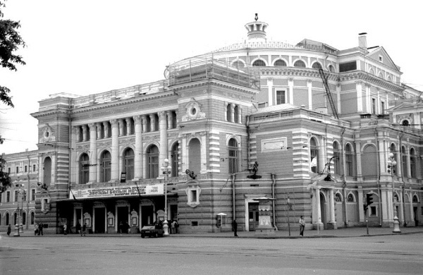 Легендарные улицы Санкт-Петербурга - i_039.jpg