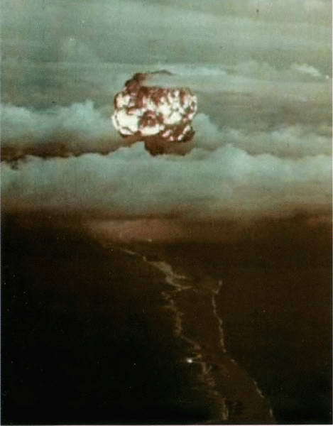 Решающий шаг к миру. Водородная бомба с атомным обжатием РДС-37 - i_138.jpg