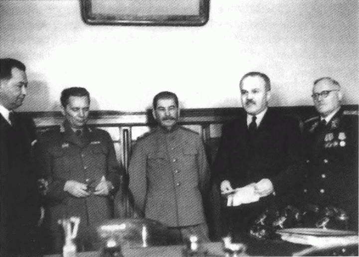 Иосиф Григулевич. Разведчик, «которому везло» - i_046.jpg