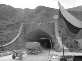 Сердюков гейт. Мебель, женщины, миллиарды. Жизнь и нравы вредителей XXI века - i_033.jpg