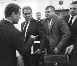 Сердюков гейт. Мебель, женщины, миллиарды. Жизнь и нравы вредителей XXI века - i_037.jpg