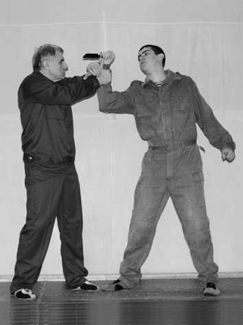 Энциклопедия самозащиты. Как выжить в мире насилия - i_027.jpg