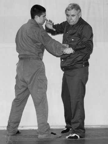 Энциклопедия самозащиты. Как выжить в мире насилия - i_031.jpg