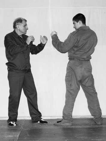 Энциклопедия самозащиты. Как выжить в мире насилия - i_043.jpg