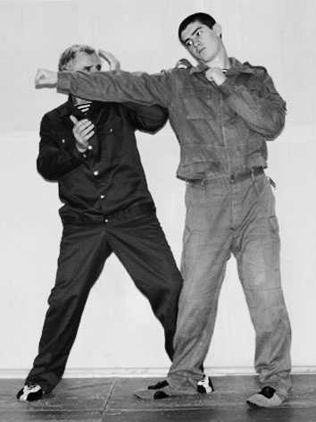 Энциклопедия самозащиты. Как выжить в мире насилия - i_056.jpg