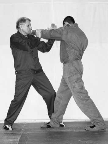 Энциклопедия самозащиты. Как выжить в мире насилия - i_059.jpg