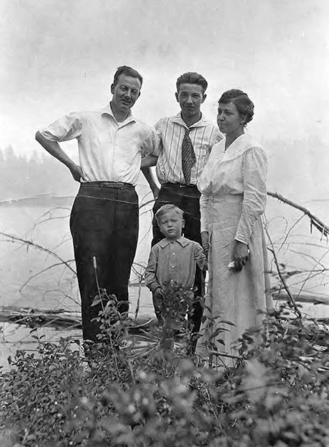 Мальчики в лодке - i_005.jpg