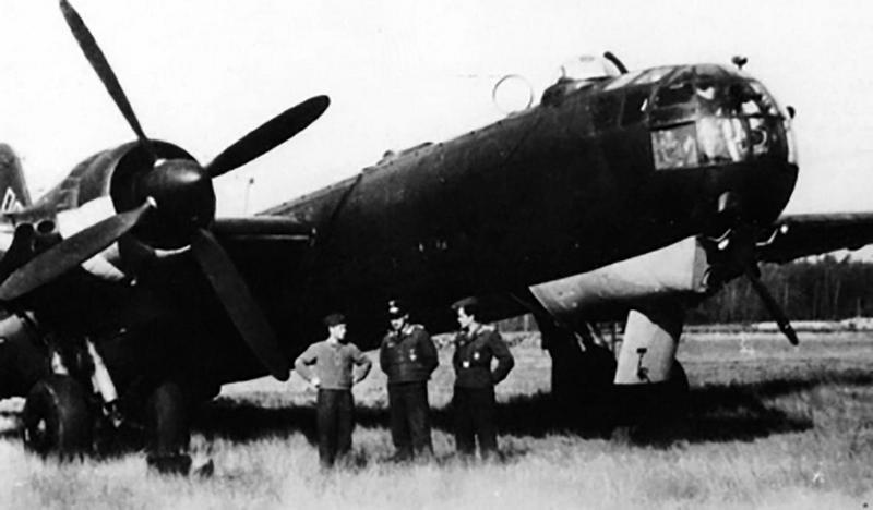 Летающие крепости Гитлера в бою. «Урал-бомбер» Не-177 «Грайф» - i_020.jpg