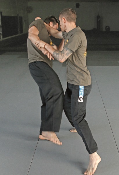 Крав-мага. Система израильского рукопашного боя - i_051.jpg