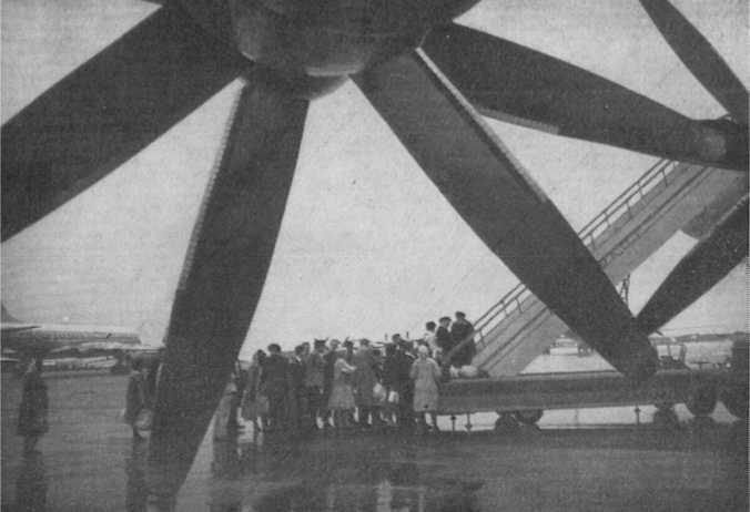 Дайте курс<br />(Повесть) - i_045.jpg