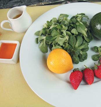 Вегетарианская кухня - salad_corn_with_strawberries_and_avocado.jpg